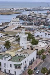 Image du Maroc Professionnelle de  Sur cette vue réalisée du restaurant panoramique de l'hôtel Anfa-Port on découvre au premier plan à gauche la direction (Casablanca district du port) avec son magnifique minaret qui disposait d'une montre solaire sur sa façade nord. En arrière plan "Le port de pêche" de Casablanca, Samedi 11 Avril 2009. (Photo / Abdeljalil Bounhar)

